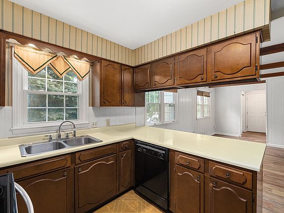 5th image of 65 Pearl Dr