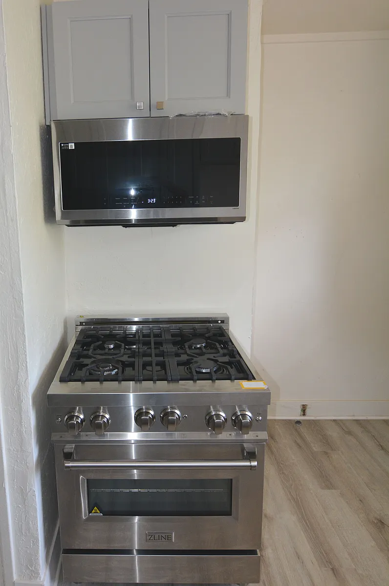 Zline Range and Over the Range Microwave - 1639 E 6th St #1647-A