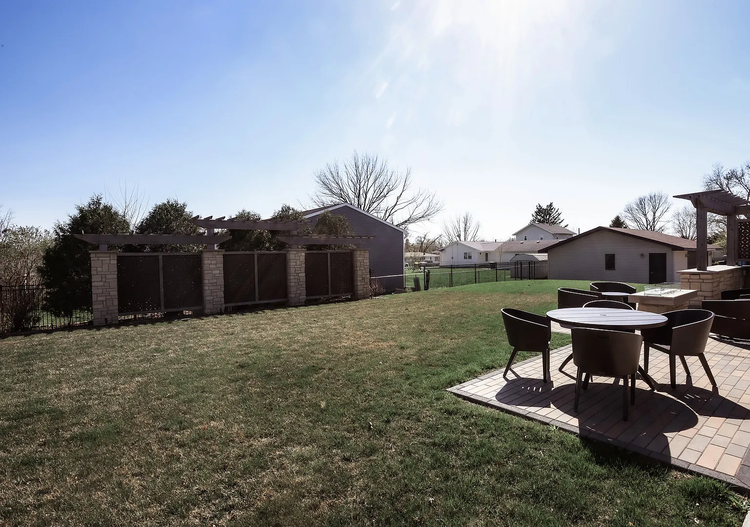Mid Century Modern Home in Small Town Iowa - Trails & Locals — Photo 4