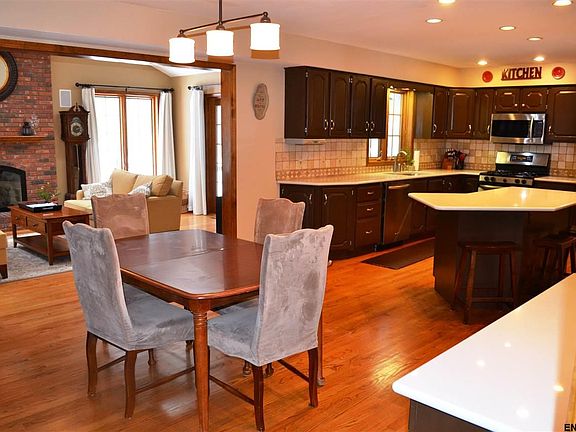 5th image of 1054 Valerie Dr
