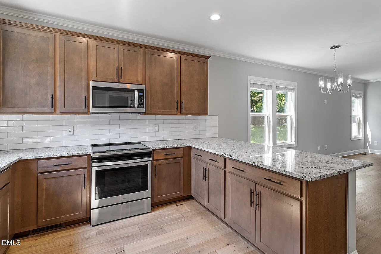 3 bed, 2.5 bath, 1693 sqft, $2,325 — Photo 3