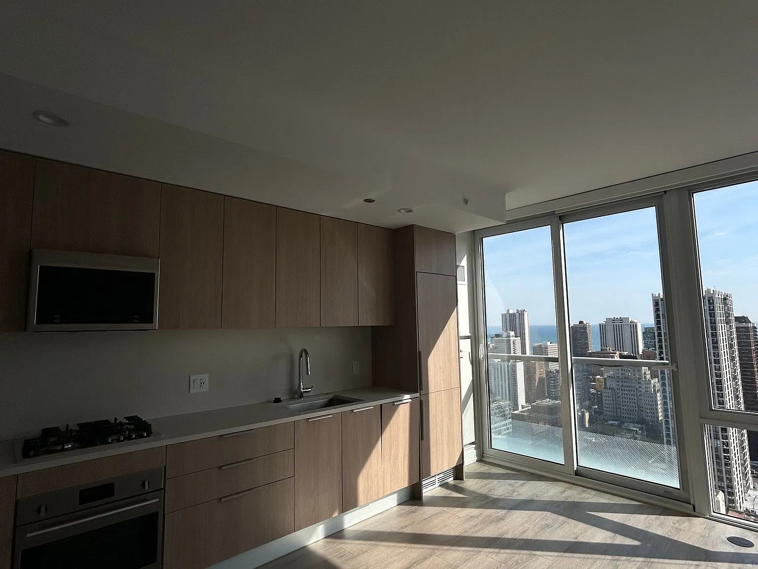 Old Town 1 Bedroom Convertible - prime location, beautiful finishes, several amenities — Photo 1
