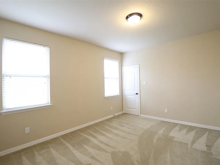 5070 Kerstyn Dr — Photo 28