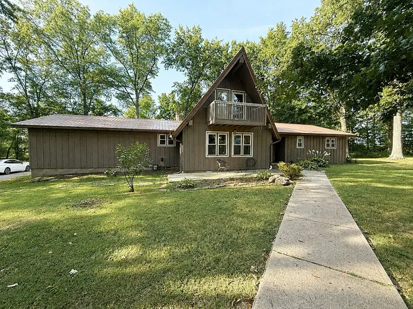 3 Esther Rd, Fairfield, IL 62837