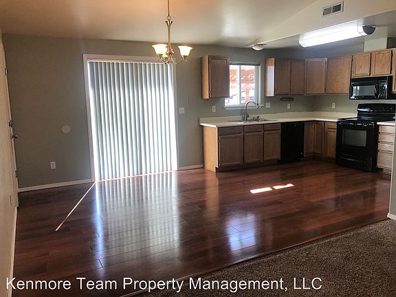 4th image of 2928 Iris St
