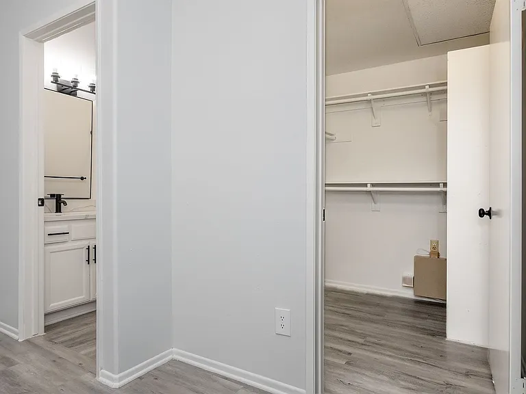 520 N Hollywood Way — Photo 13