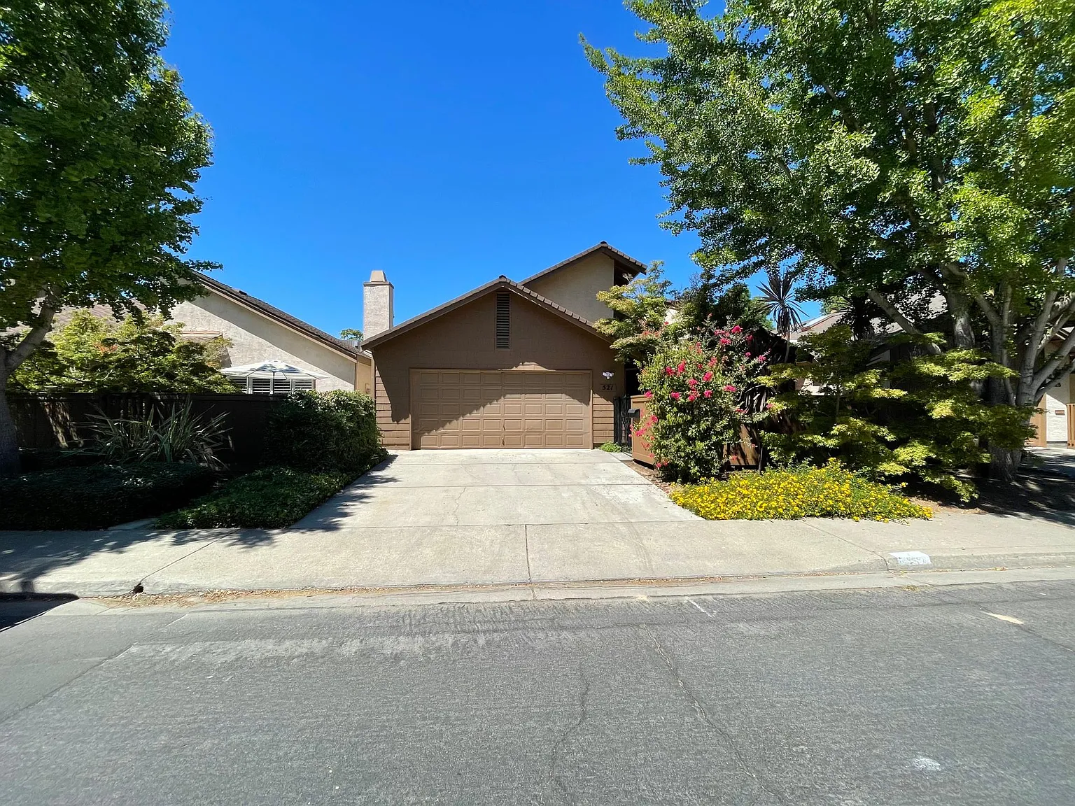 521 Oakbrook Dr photo 1