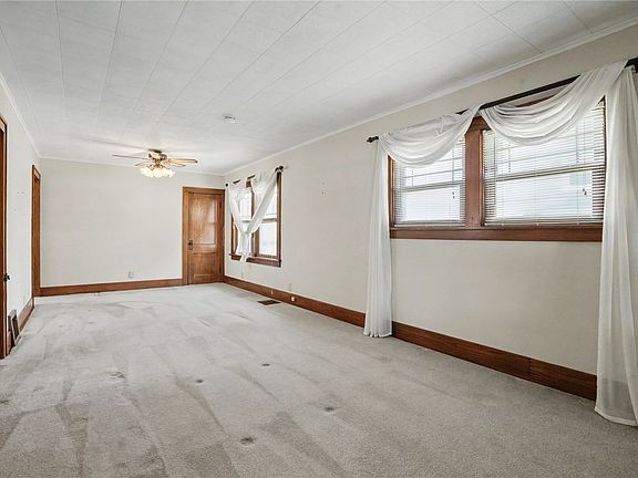 3rd image of 2517 B Ave NE