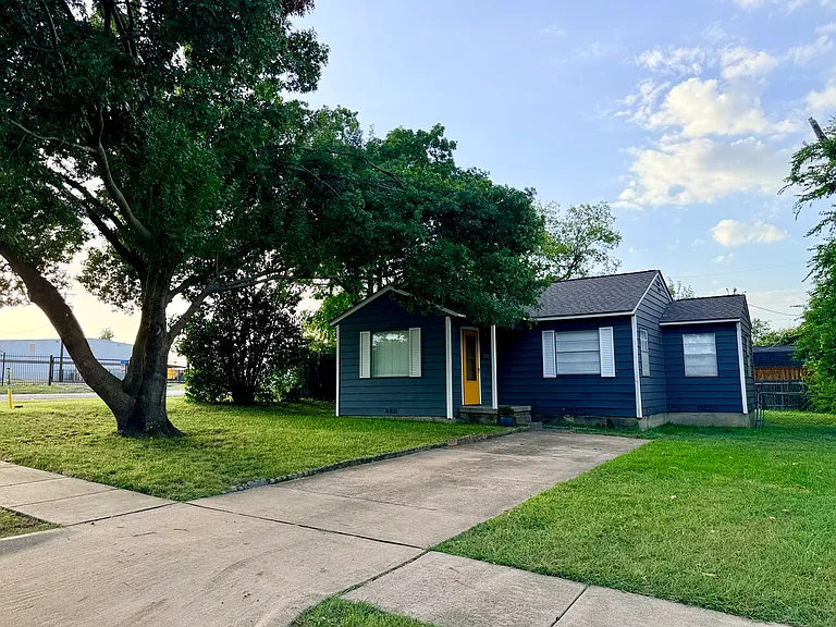 1621 Davis Blvd — Photo 1