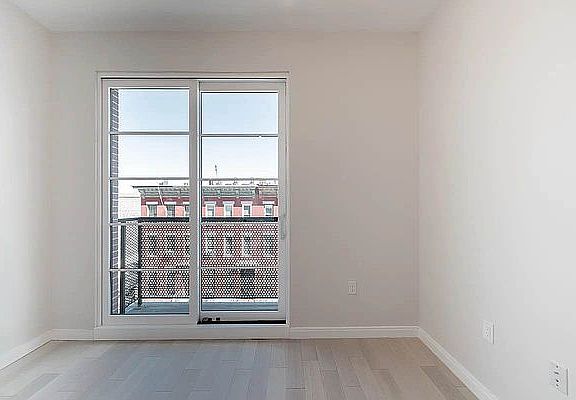 5th image of 967 Kent Ave #6A