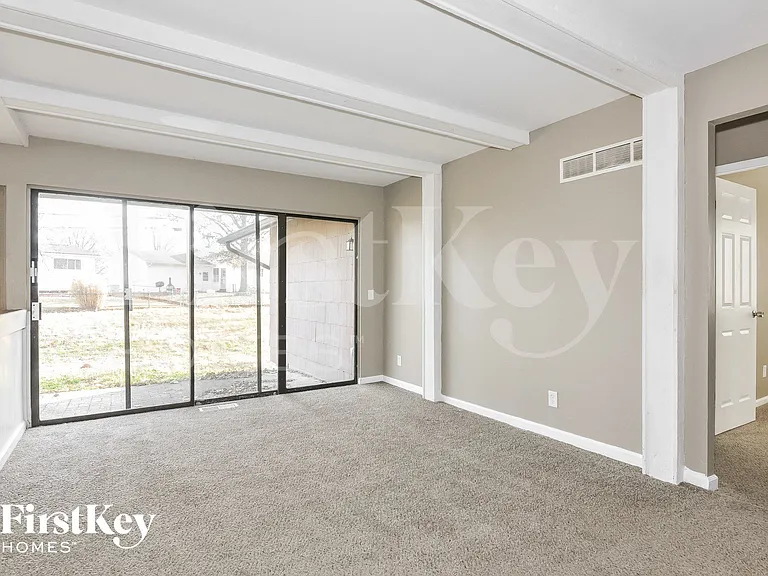 2740 Sherwood Dr — Photo 6