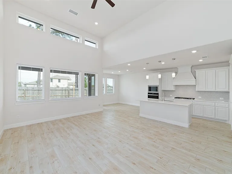 1911 Hickory Grove Ln — Photo 14