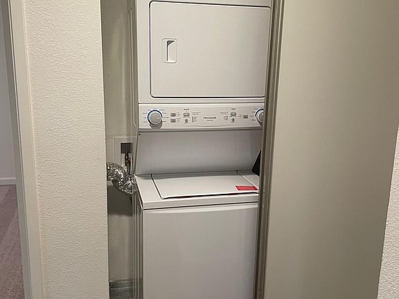 5th image of 467 Kelly Ave APT F
