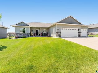 413 N Willow Creek Ave, Sioux Falls, SD 57110