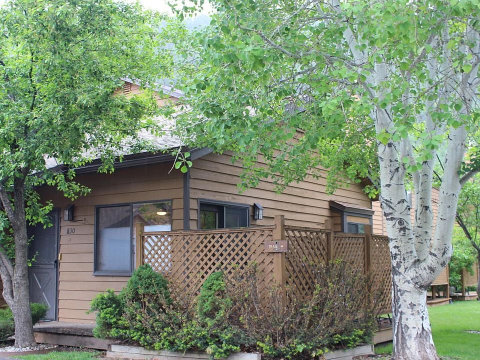 Deck with lattice privacy fence