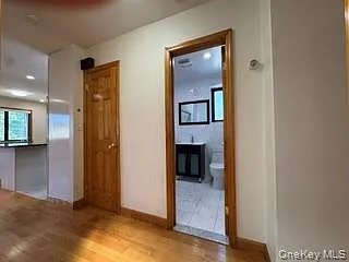 2 bed, 1.5 bath, 1000 sqft, $3,200 — Photo 2