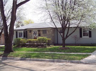 1989 Hampton Rd, Grosse Pointe Woods, MI 48236