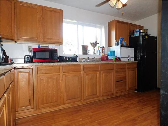 NEWER KITCHEN WITH APPLIANCE PACKAGE