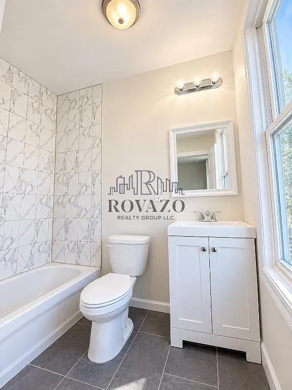 3 bed, 700 sqft, $2,250 — Photo 3
