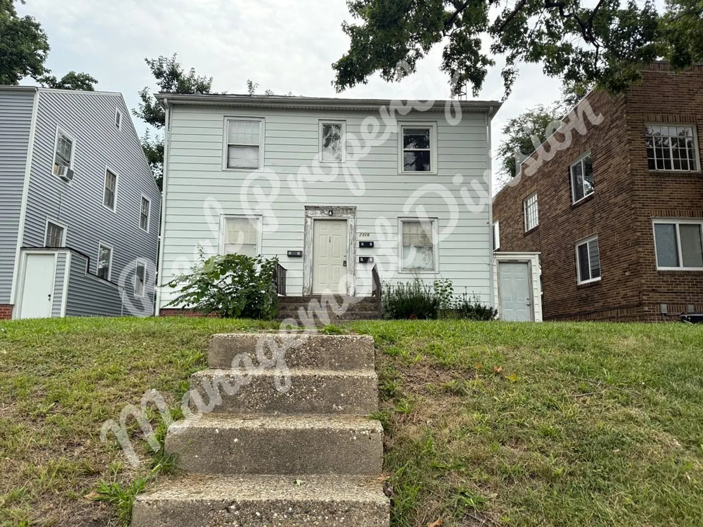 Classic 2nd Floor 2BD, 1 BA Apartment — Photo 1