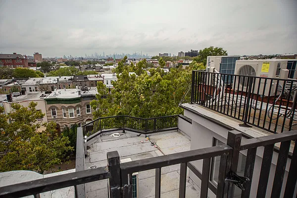 Rented by Venn NY Inc | media 19