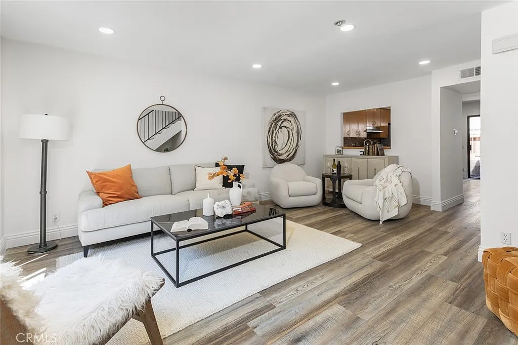 2 bed, 1.5 bath, 1190 sqft, $3,400 — Photo 3