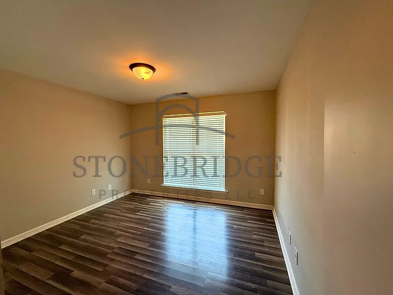 532 Castlebury Ln — Photo 8