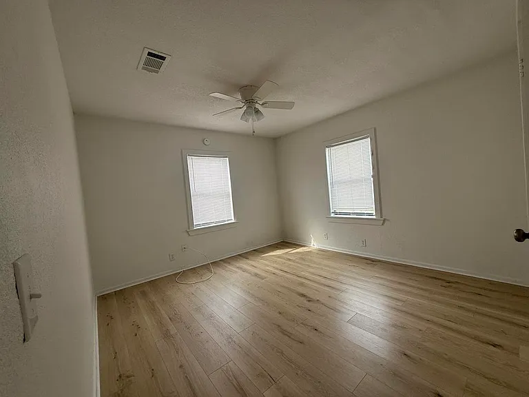 620 W Avenue B — Photo 28