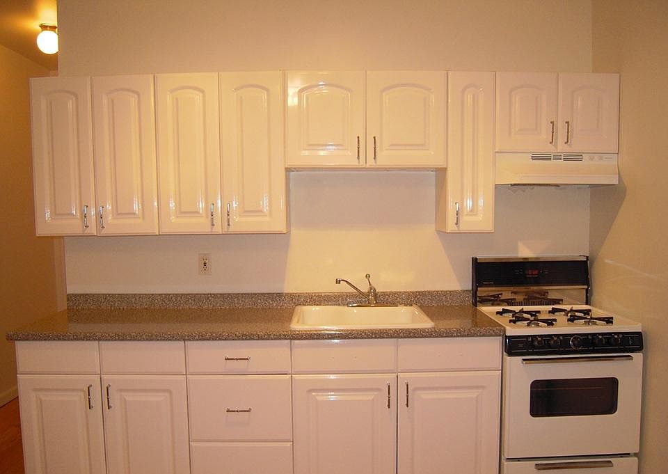 2nd image of 17 Columbia Pl APT 4