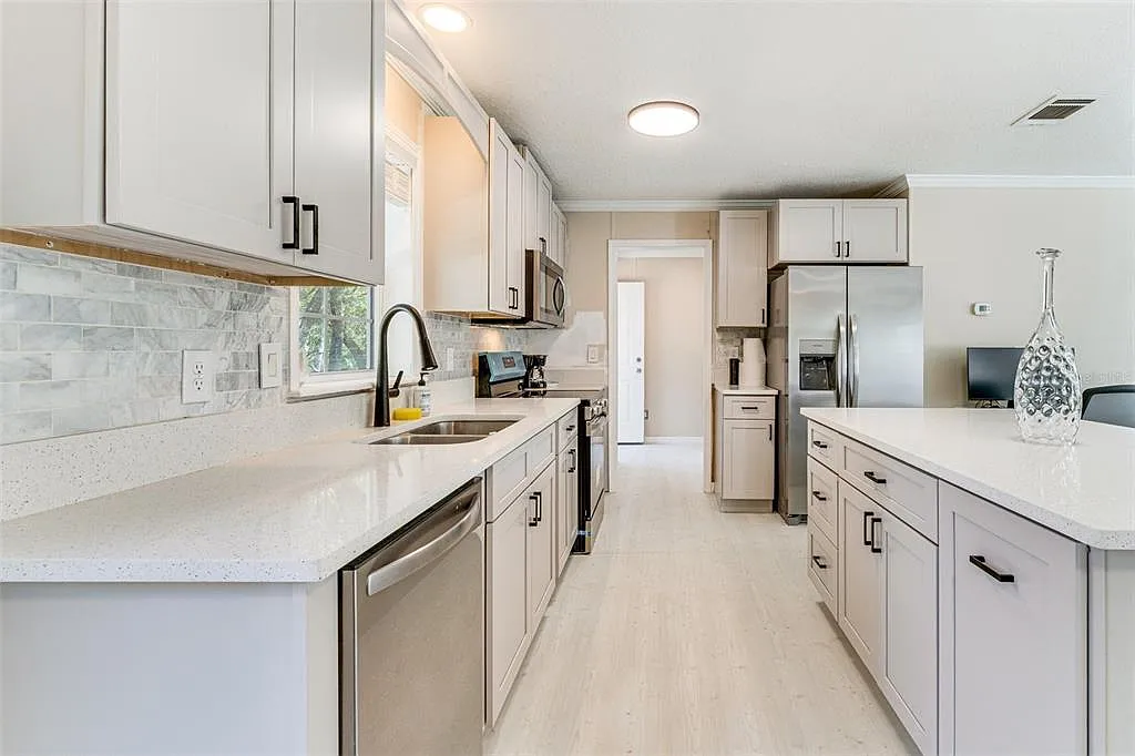 3 bed, 2.0 bath, 2200 sqft, $2,700 — Photo 3