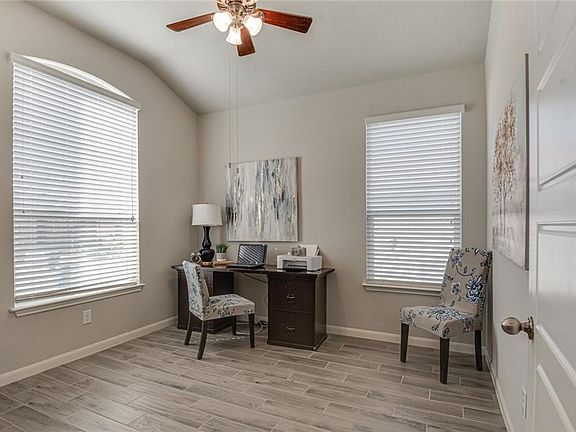 4th image of 921 Cypress Ml