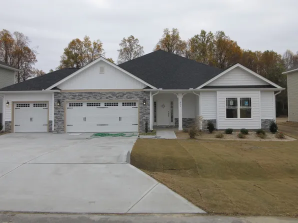 211 S Cousins Ct, Smithfield, NC 27577