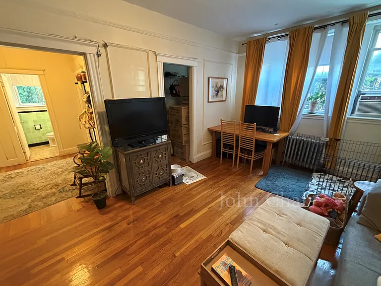 70 Chiswick Rd #4 — Photo 8