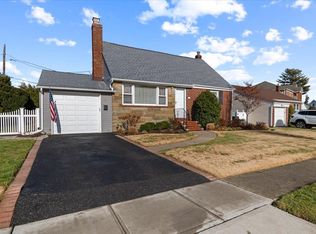 48 Lewis Ln, Syosset, NY 11791