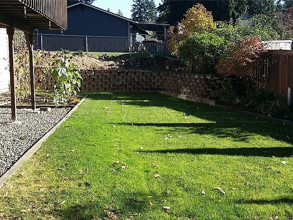 3rd image of 611 NE Cottonwood Dr