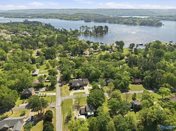 22 Bradley St, Scottsboro, AL 35769