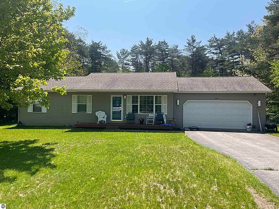 2nd image of 2324 Holland Cir