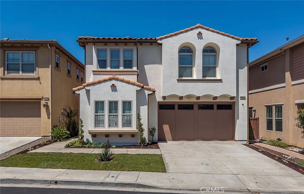 4 bed, 2301 sqft, $4,875 — Photo 2