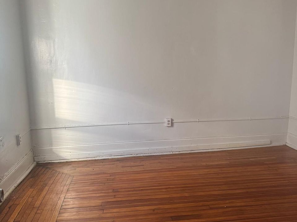 2nd image of 240 William St #3C
