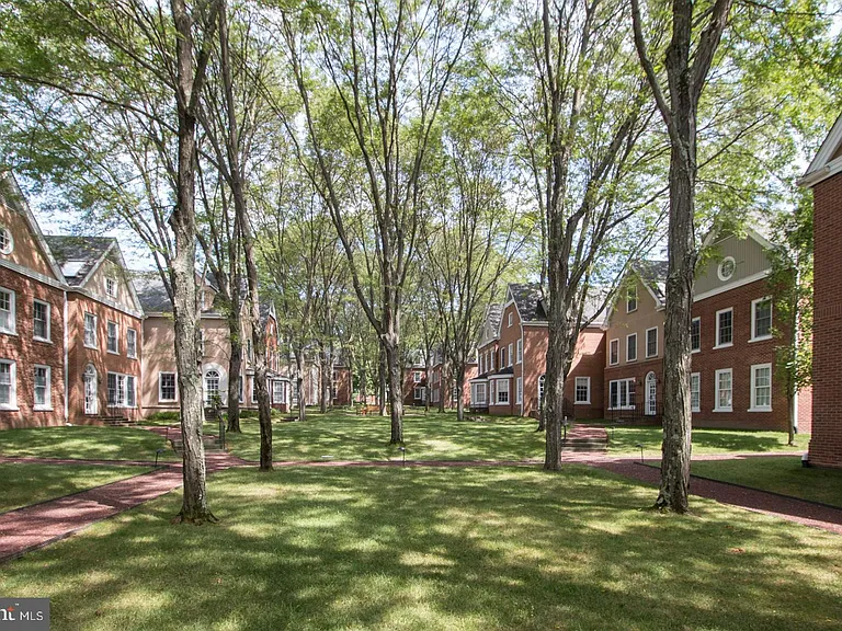 42 Governors Ln — Photo 18