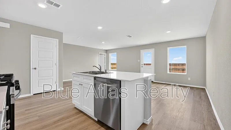 3 bed, 2.0 bath, 1201 sqft, $1,995 — Photo 2