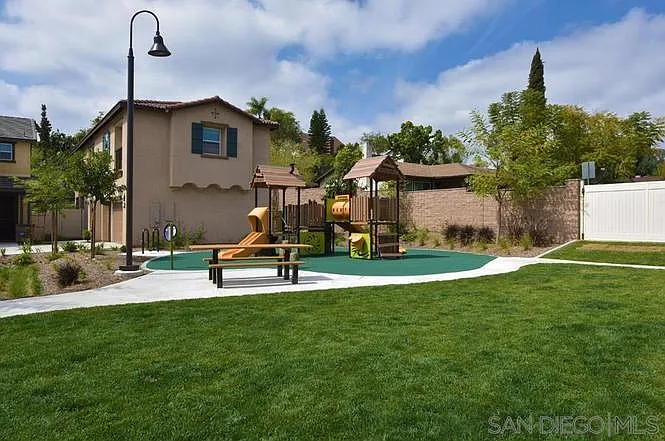 512 Moonlight Dr — Photo 5