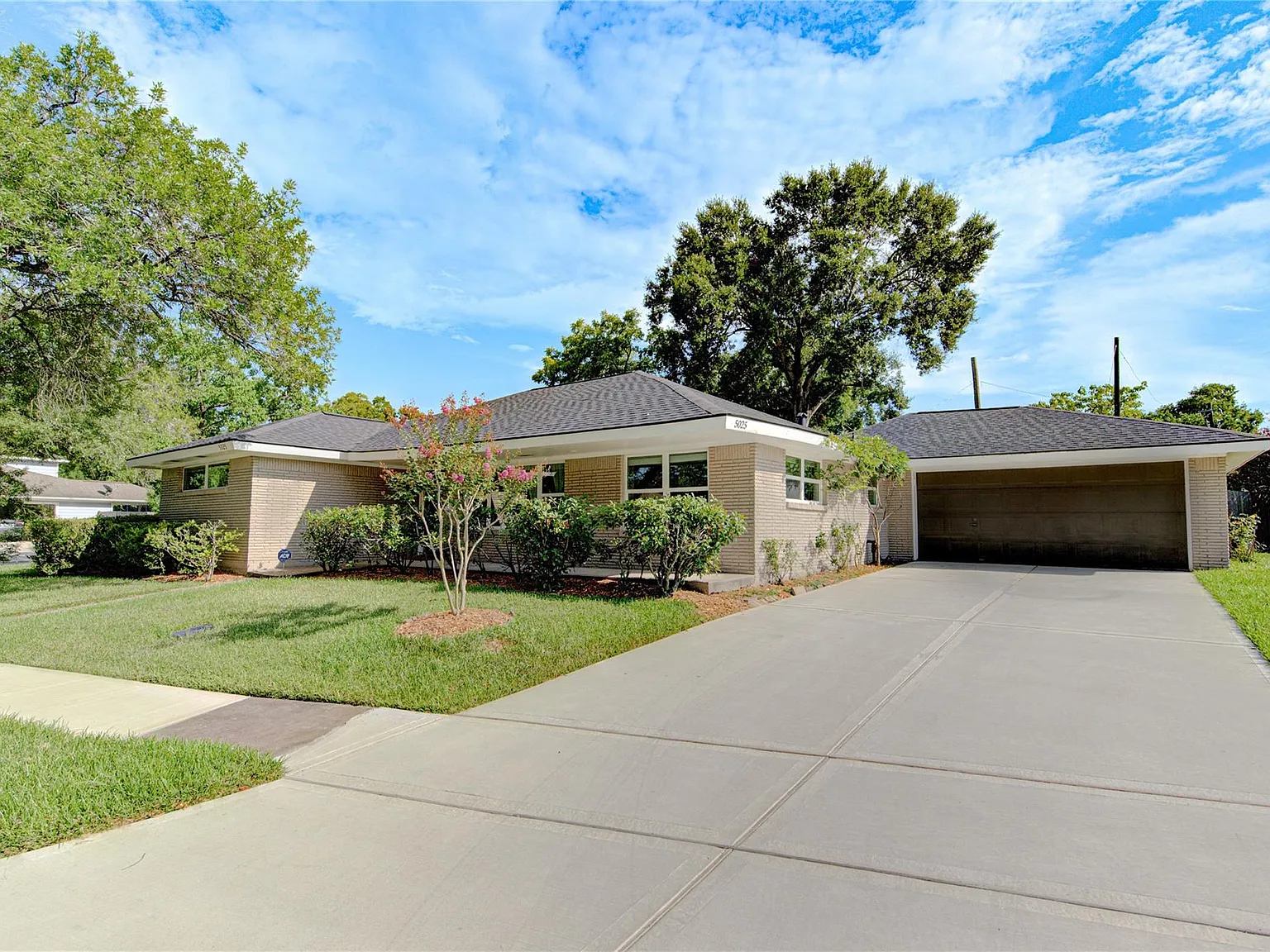 3 bed, 2.0 bath, 1843 sqft, $2,450 — Photo 1