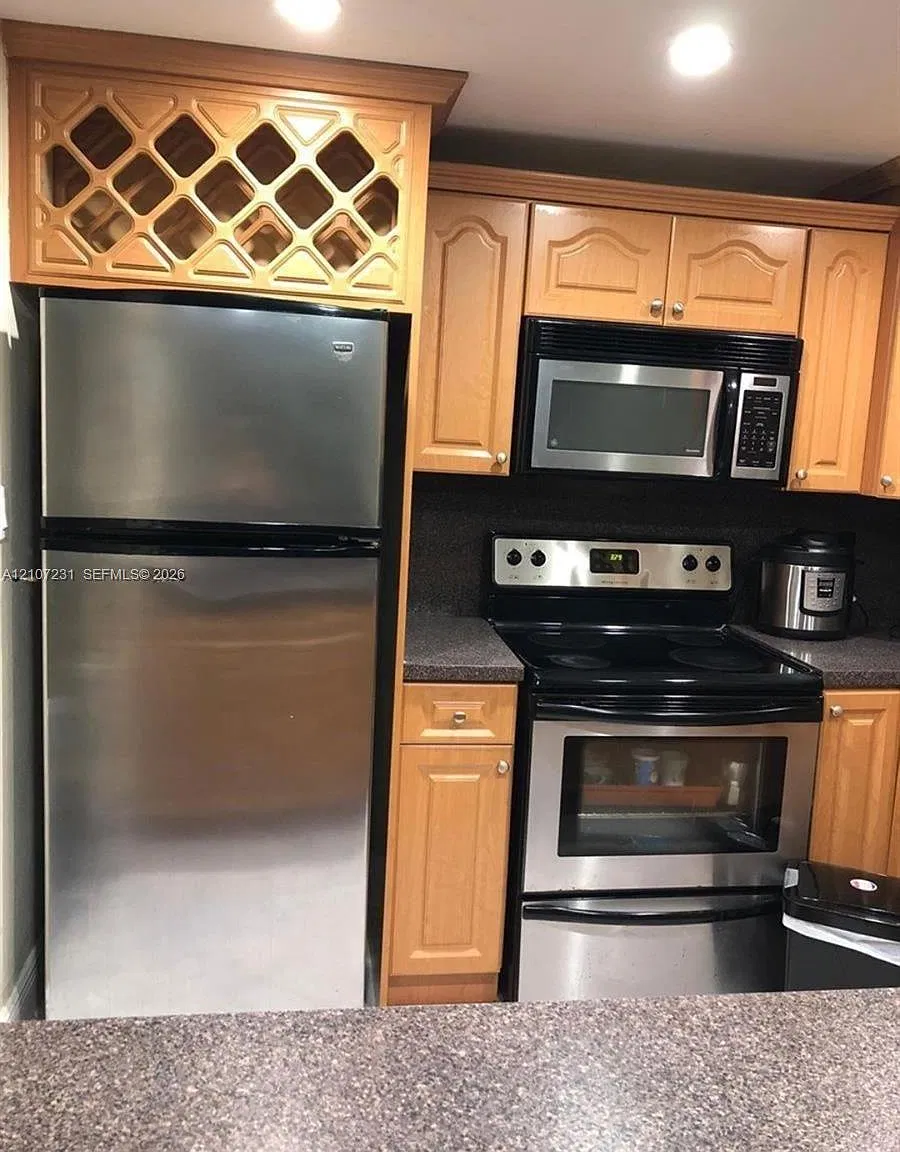 Coral Gate West Condo — Photo 1