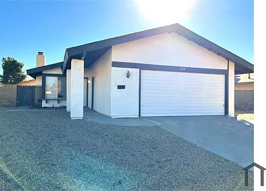 836 Langhorn St — Photo 2
