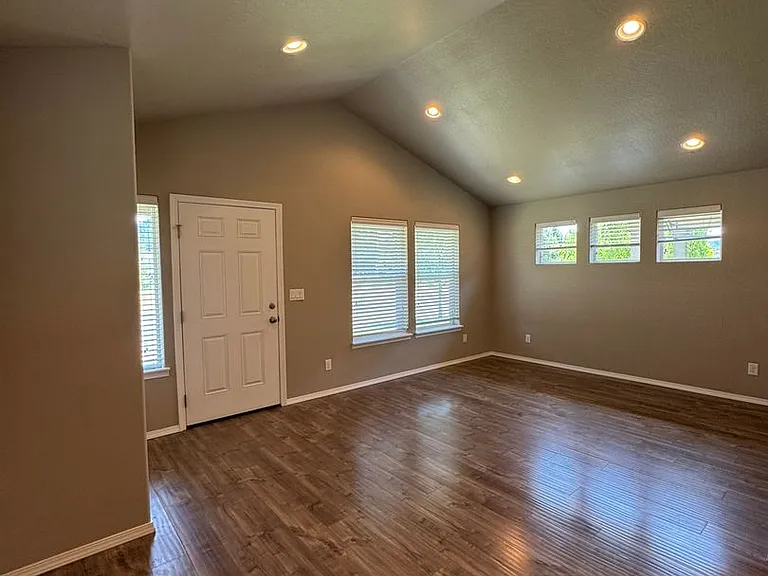 975 N Pacific Hwy #99 — Photo 2