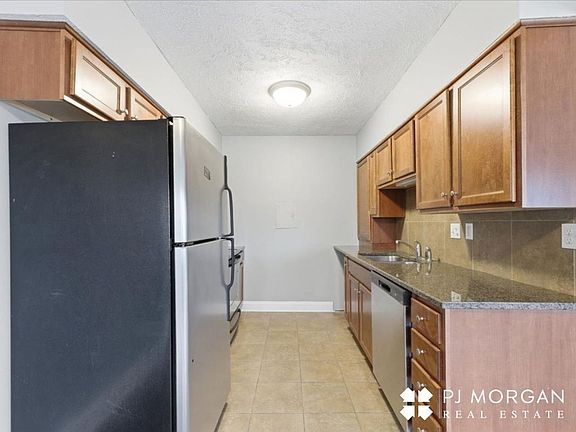 5th image of 810 N 107th Ave #103