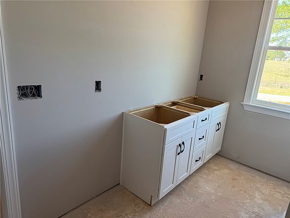 4th image of 311 Davis Rd