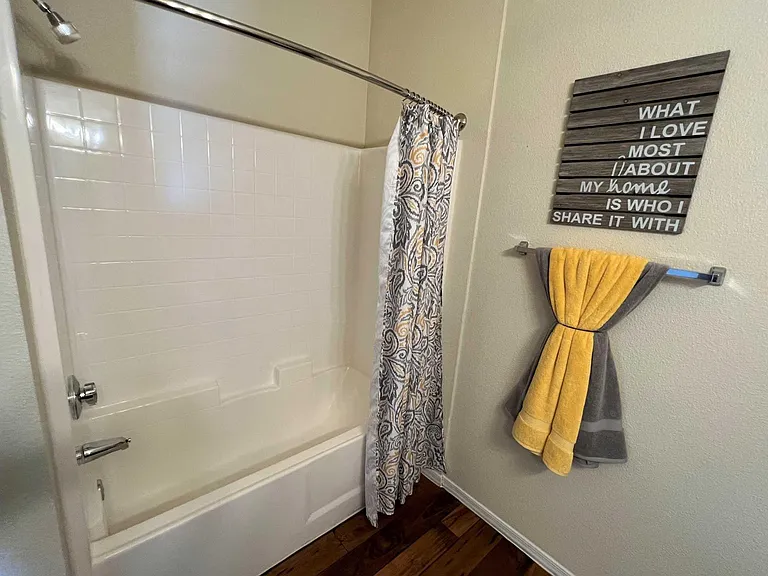 Deer Valley Regency Apartments — Photo 19
