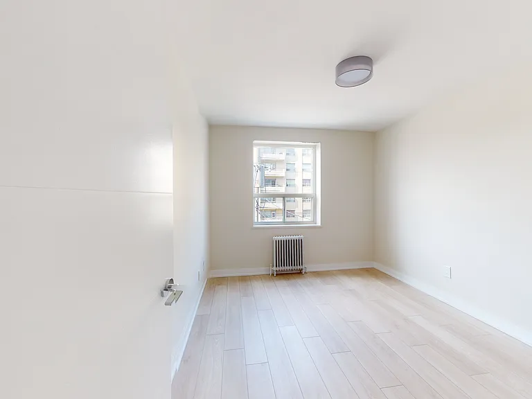 1170 Fennell Ave E — Photo 5
